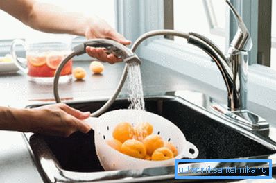 Миття фруктів під гнучким зливом Миття фруктів під гнучким зливом