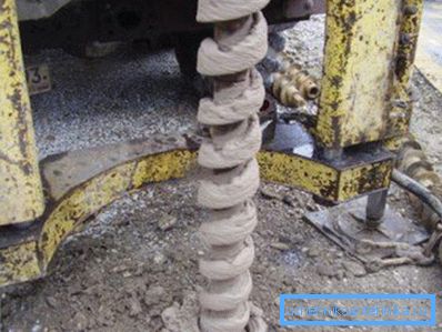 На бурінні свердловини клопоти не закінчуються. Воду потрібно завести в будинок. На бурінні свердловини клопоти не закінчуються. Воду потрібно завести в будинок.
