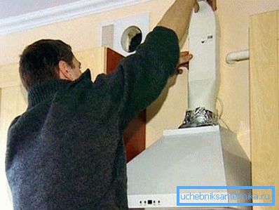На даному фото ви можете побачити, як побутова витяжка підключається до системи На даному фото ви можете побачити, як побутова витяжка підключається до системи