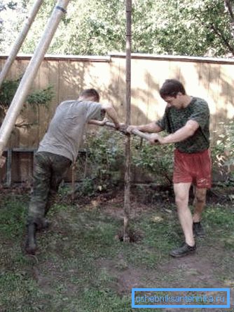 На фото - демократичний варіант буріння свердловини під воду, не задіяна жодна одиниця техніки. На фото - демократичний варіант буріння свердловини під воду, не задіяна жодна одиниця техніки.