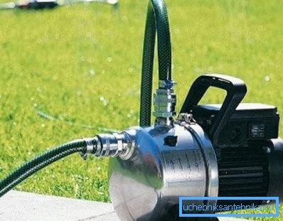 На фото - демократичний варіант для дачної свердловини, його напору досить, щоб поливати грядки На фото - демократичний варіант для дачної свердловини, його напору досить, щоб поливати грядки
