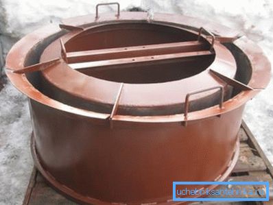 На фото - готова форма для виготовлення колодязних кілець з ж / б