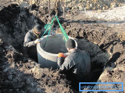 На фото - будівництво бетонного колодязя-гасителя На фото - будівництво бетонного колодязя-гасителя