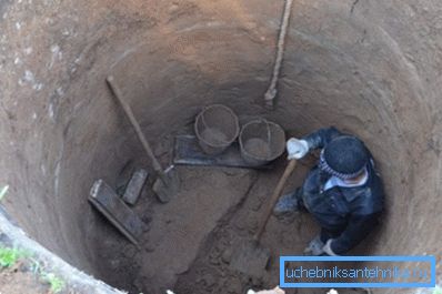 На фото - поглиблення колодязя на заміській ділянці На фото - поглиблення колодязя на заміській ділянці