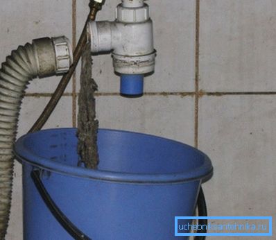 На фото - чистка сифона від сміття На фото - чистка сифона від сміття
