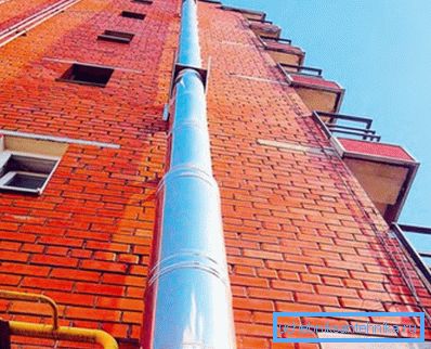 На фото - димова труба з нержавійки На фото - димова труба з нержавійки