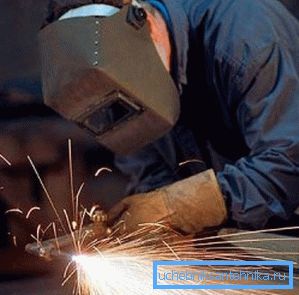 На фото - газове зварювання труб На фото - газове зварювання труб