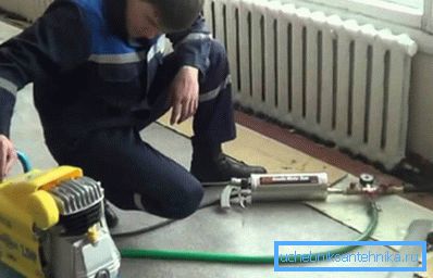 На фото - гідропневматичне промивання контуру опалення На фото - гідропневматичне промивання контуру опалення