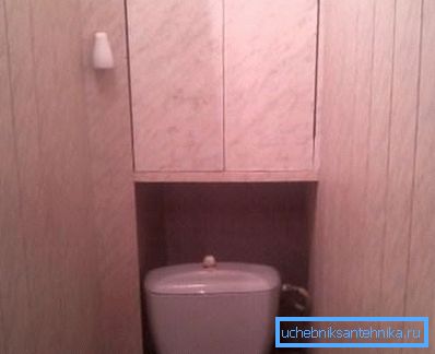 На фото - готовий варіант обробки санвузла пластиковими панелями На фото - готовий варіант обробки санвузла пластиковими панелями