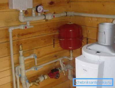 На фото зображений газовий водонагрівач. На фото зображений газовий водонагрівач.