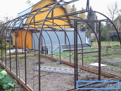 На фото - каркас з квадратного трубопроводу На фото - каркас з квадратного трубопроводу