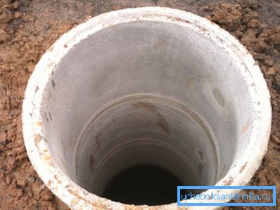 На фото: колодязні кільця дозволяють спорудити міцну і довговічну конструкцію На фото: колодязні кільця дозволяють спорудити міцну і довговічну конструкцію