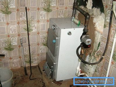 На фото котел і розширювальний бак, встановлені на різній висоті для природної циркуляції На фото котел і розширювальний бак, встановлені на різній висоті для природної циркуляції
