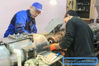 На фото лінія по виробництву полімерних труб На фото лінія по виробництву полімерних труб