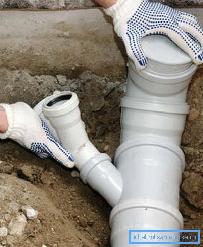 На фото - монтаж полімерних труб з розтрубні з'єднанням На фото - монтаж полімерних труб з розтрубні з'єднанням