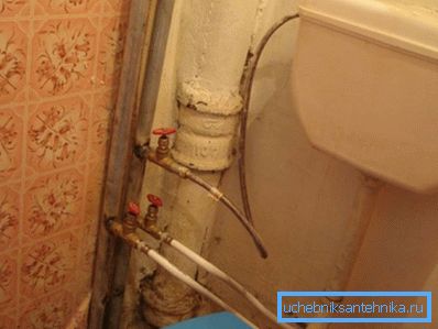 На фото - підводки водопостачання в квартирі. 15 мм - найбільш часто застосовуваний діаметр. На фото - підводки водопостачання в квартирі. 15 мм - найбільш часто застосовуваний діаметр.