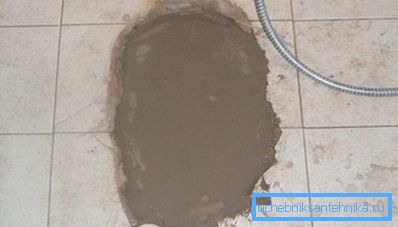 На фото показаний приклад відновлення підлоги за допомогою цементного розчину. На фото показаний приклад відновлення підлоги за допомогою цементного розчину.