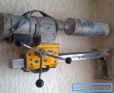 На фото показана установка алмазного буріння На фото показана установка алмазного буріння