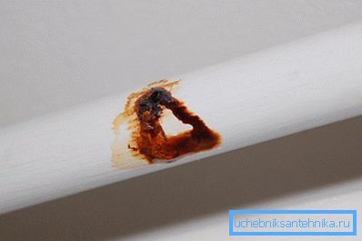 На фото показано, як корозія руйнує сталеву трубу На фото показано, як корозія руйнує сталеву трубу