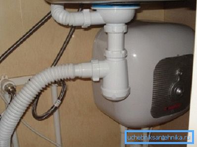 На фото приклад монтажу компактного водонагрівача