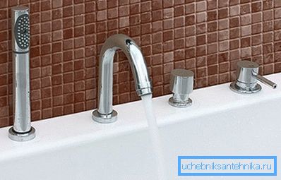 На фото - приклад, в якому душовою шланг захований за ванну На фото - приклад, в якому душовою шланг захований за ванну