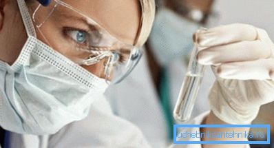 На фото - процес контролю якості рідини, відібраної з водопроводу. На фото - процес контролю якості рідини, відібраної з водопроводу.