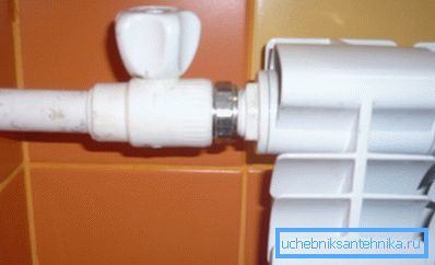 На фото - радіатор, пофарбований в заводських умовах з пластиковим підключенням. На фото - радіатор, пофарбований в заводських умовах з пластиковим підключенням.