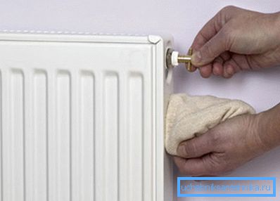 На фото: розкручуємо і знімаємо футорки на торцях На фото: розкручуємо і знімаємо футорки на торцях