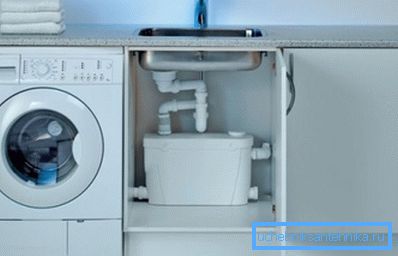 На фото - розміщення кухонних модифікації насоса під мийкою На фото - розміщення кухонних модифікації насоса під мийкою