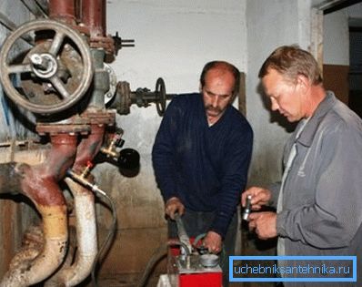 На фото співробітник технагляду виробляє випробувальні роботи. На фото співробітник технагляду виробляє випробувальні роботи.