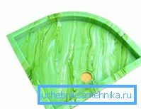На фото - кутовий піддон зі штучного каменю На фото - кутовий піддон зі штучного каменю