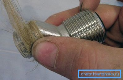 На фото ущільнення різьблення ексцентриків клоччям. На фото ущільнення різьблення ексцентриків клоччям.