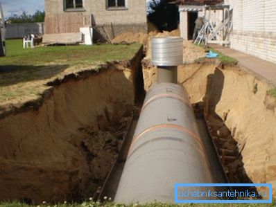На фото - установка газгольдера в самому розпалі