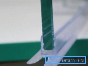 На фото - встановлений на скло ущільнювач На фото - встановлений на скло ущільнювач