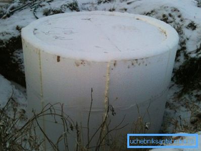 На фото утеплення колодязя виконано пінопластом. На фото утеплення колодязя виконано пінопластом.