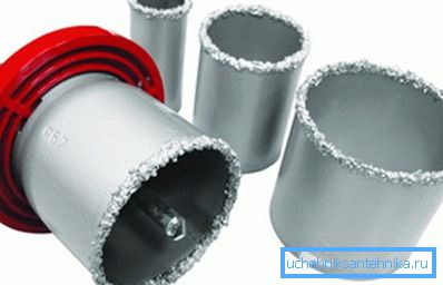 На фото: у продажу можна зустріти цілі набори коронок, якими можна свердлити будь-яку кераміку - від раковин до плитки і навіть штучного каменю На фото: у продажу можна зустріти цілі набори коронок, якими можна свердлити будь-яку кераміку - від раковин до плитки і навіть штучного каменю