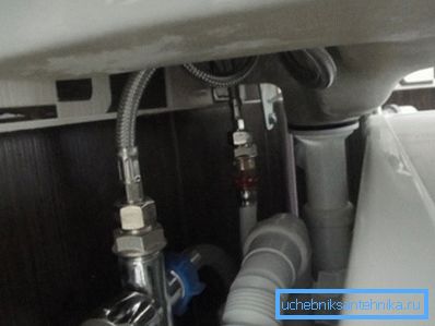 На фото - водопровідна арматура після проведення монтажу На фото - водопровідна арматура після проведення монтажу