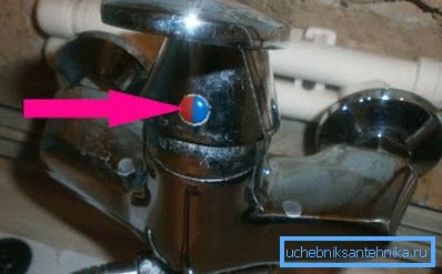 На фото виділена заглушка, під якою ховається гвинт-фіксатор. На фото виділена заглушка, під якою ховається гвинт-фіксатор.