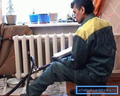 На фото закачування рідкого середовища в систему На фото закачування рідкого середовища в систему