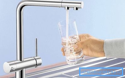 На малюнку показаний змішувач для кухні з краном питної води з двома отворами. На малюнку показаний змішувач для кухні з краном питної води з двома отворами.