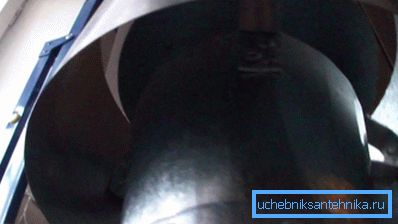 На знімку видно кронштейни і з'єднання. На знімку видно кронштейни і з'єднання.