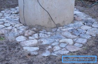 На третьому - укладаємо камінь в бетонну масу, на фото - результат роботи, коли бетон застигне На третьому - укладаємо камінь в бетонну масу, на фото - результат роботи, коли бетон застигне