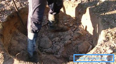 Початок робіт завжди однаково - знімається дерен на ділянці, рівному діаметру кільця Початок робіт завжди однаково - знімається дерен на ділянці, рівному діаметру кільця