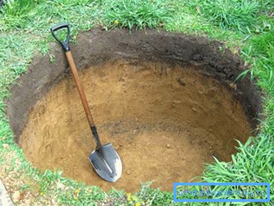 Починають з розкопки неглибокої ями. Починають з розкопки неглибокої ями.