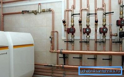Надійне кріплення водопровідних труб до стіни забезпечує їх довговічність Надійне кріплення водопровідних труб до стіни забезпечує їх довговічність