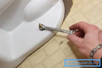 Не потрібно затягувати болти з надмірним зусиллям Не потрібно затягувати болти з надмірним зусиллям