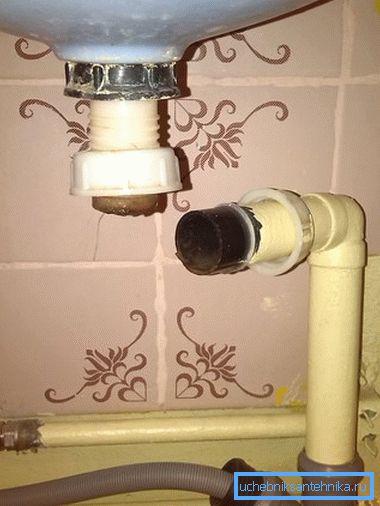 Не залишайте зливний отвір відкритим, каналізаційні гази можуть бути отруйні. Не залишайте зливний отвір відкритим, каналізаційні гази можуть бути отруйні.