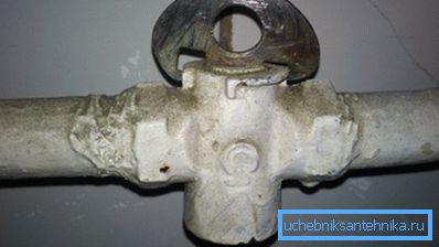 Не забудьте прибрати нашарування старої підмотки і фарби. Не забудьте прибрати нашарування старої підмотки і фарби.