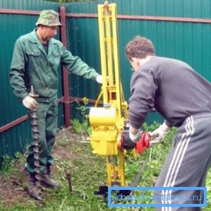 Невеликий пристрій для буріння свердловин і подальшої забивання труби Невеликий пристрій для буріння свердловин і подальшої забивання труби