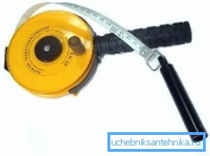 Невеликий вантаж, встановлений на рулетку, допоможе виміряти глибину свердловини і по розташуванню вологих місць покаже рівень залягання водоносного шару Невеликий вантаж, встановлений на рулетку, допоможе виміряти глибину свердловини і по розташуванню вологих місць покаже рівень залягання водоносного шару